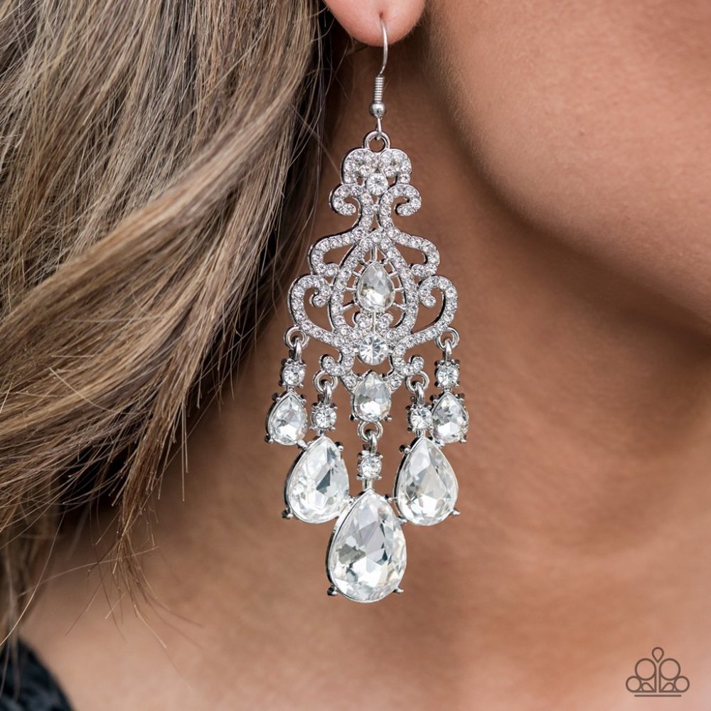 𝅺QUEEN Of All Things Sparkly- White